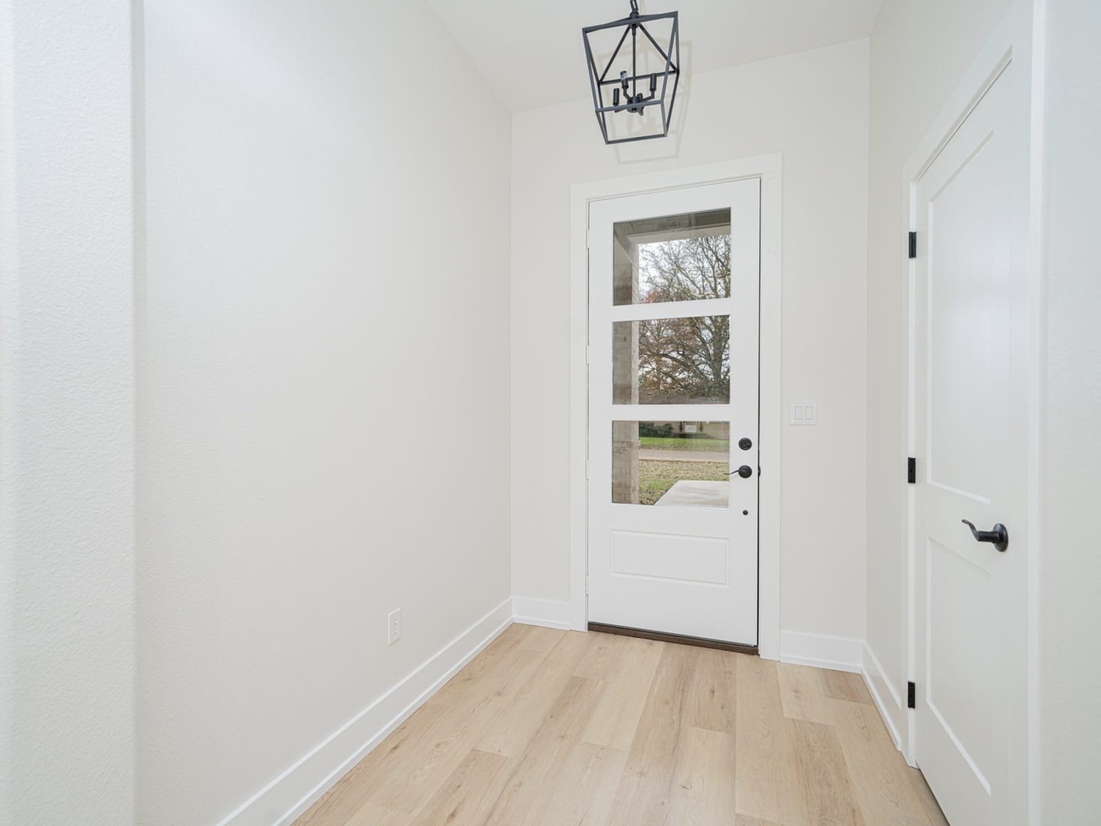 entryway-with-modern-lighting-premium-home-builders-east-texas